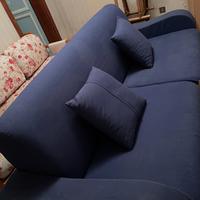 Divano letto matrimoniale con cuscini