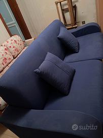 Divano letto matrimoniale con cuscini