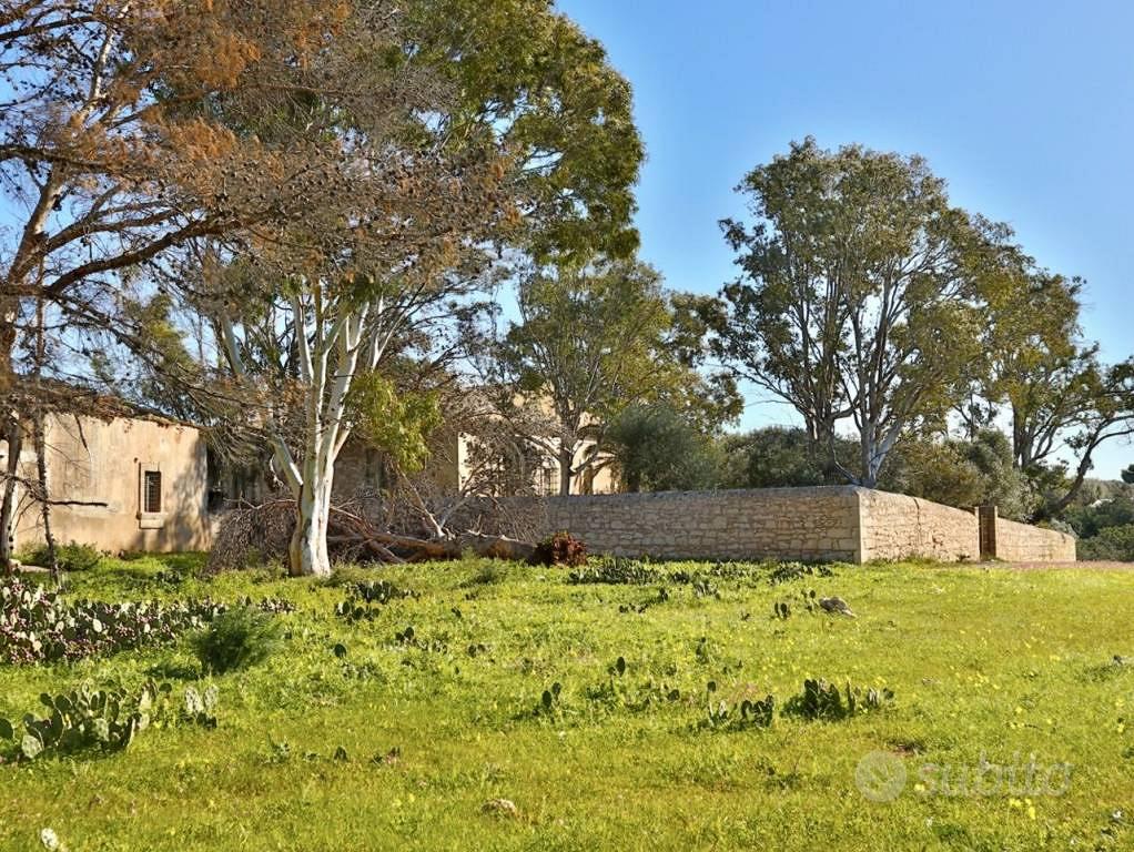 Rustico / Casale di 6392 m² con più di 5 locali a - Vista 2