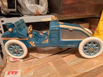 Modellino di porcellana firmato