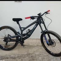 Bicicletta YT Tues Downhill Taglia M