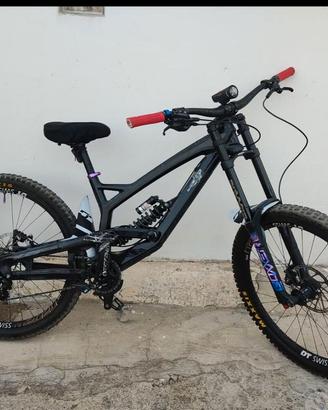 Bicicletta YT Tues Downhill Taglia M