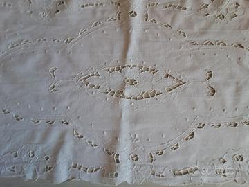 Runner ricamo ad intaglio 