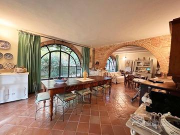 Rustico / Casale di 326 m² con più di 5 locali e b