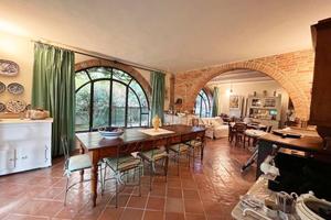 Rustico / Casale di 326 m² con più di 5 locali e b