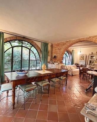 Rustico / Casale di 326 m² con più di 5 locali e b