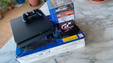 PS4 con joystik e videogiochi