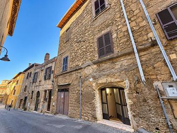 MONOLOCALE A TARQUINIA