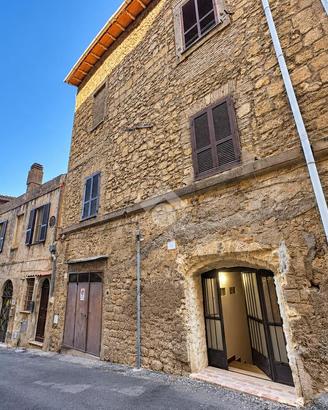 MONOLOCALE A TARQUINIA