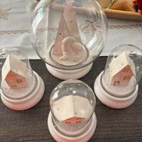 Palle di neve con casette e luci