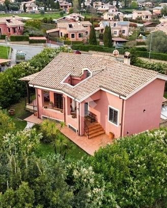 VILLA SINGOLA A BRACCIANO