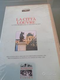 La città Louvre. Videocassetta più libro. 