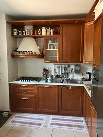 Cucina angolare ciliegio con elettrodomestici