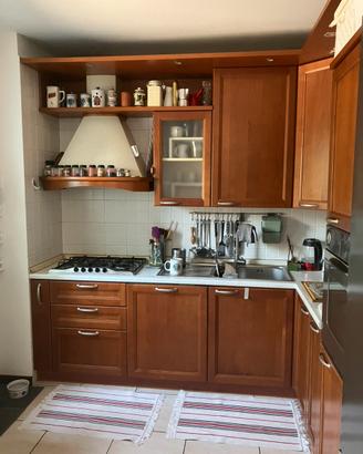 Cucina angolare ciliegio con elettrodomestici