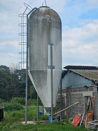 Silos in vetroresina 130/140 q.li per allevamento