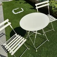 Tavolino e sedie da giardino