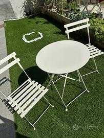 Tavolino e sedie da giardino