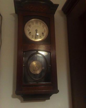 Antico orologio a pendolo da muro