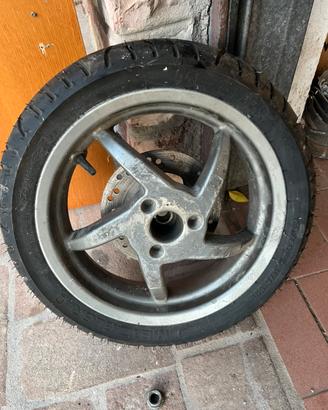 Cerchio posteriore Aprilia Sr gomma Metzler