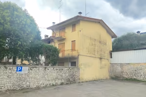 Casa di testa in posizione centrale SARONE