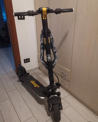 monopattino elettrico jeep 