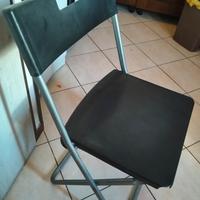 una sedia pieghevole 