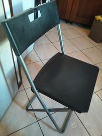 una sedia pieghevole 