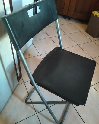una sedia pieghevole 