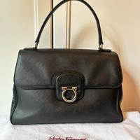 Borsa Ferragamo in pelle di saffiano nera