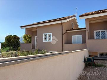 VILLA A SCHIERA A LARIANO