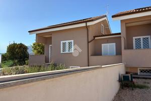 VILLA A SCHIERA A LARIANO