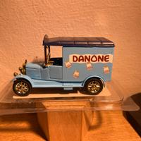 Modellino camion epoca Danone