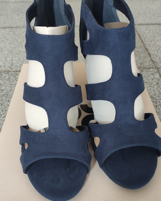 Scarpe nuove blu con tacco n. 39