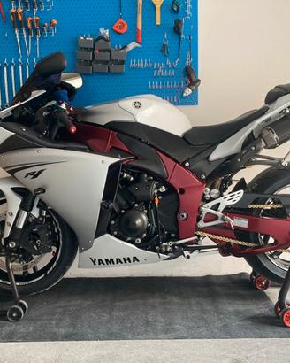 YAMAHA R1 big bang anni 2009