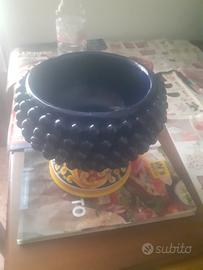 Questo oggetto è unamezza pigna in ceramica di Ca