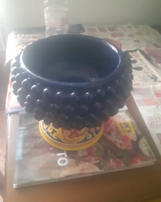 Questo oggetto è unamezza pigna in ceramica di Ca
