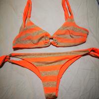 Bikini a strisce arancioni e argentate