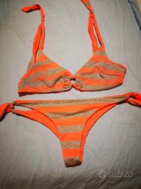 Bikini a strisce arancioni e argentate