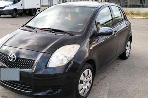 Toyota Yaris nera 1.0 benzina