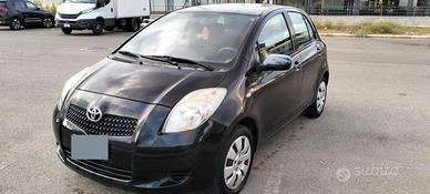 Toyota Yaris nera 1.0 benzina
