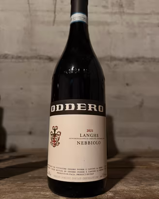 Vino bottiglia rosso nebbiolo