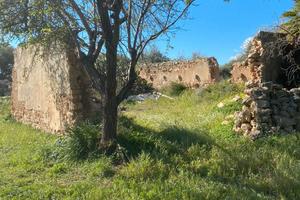 Rudere in Pietra con 35.000 mq di Terreno a Noto