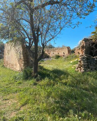 Rudere in Pietra con 35.000 mq di Terreno a Noto