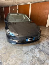 vedo Tesla model 3 come nuova 