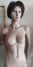 Manichino donna modello realistico rosa