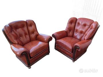 Coppia di poltrone in pelle stile Chesterfield