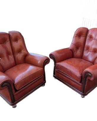 Coppia di poltrone in pelle stile Chesterfield
