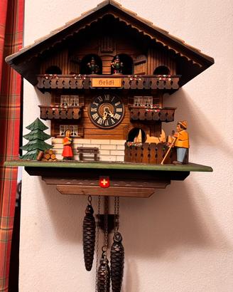Orologio a cucù a pendolo meccanico svizzero.