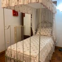 Lettino a baldacchino