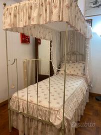 Lettino a baldacchino